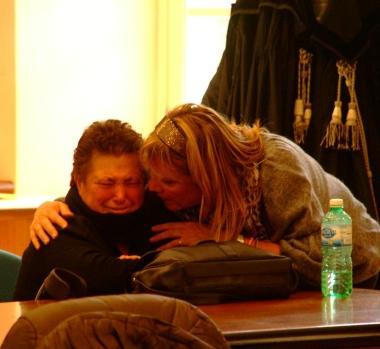 A sinistra Fausta DAscenzi in lacrime; sotto la moglie e la figlia di Rossano Bastianelli Nella foto grande Pasquale Tavella 