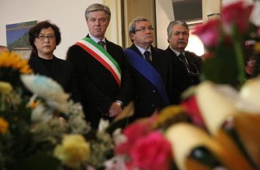 Nelle foto da destra: la console, il vice sindaco Borchi, il presidente della Provincia Gestri e lassessore regionale Allocca nella prima fila; lomaggio floreale di una bambina e le tre bare allineate nel salone 