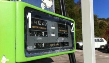 Col pennato danneggia un'auto e una pompa di benzina: arrestato