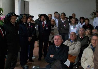 In alto, la cerimonia in memoria di Romagnoli, a destra il direttore generale Alessandro Scarafuggi a fianco la sala endoscopica dellospedale del Ceppo 