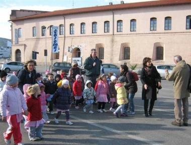 I bimbi dell'asilo scoprono il porto
