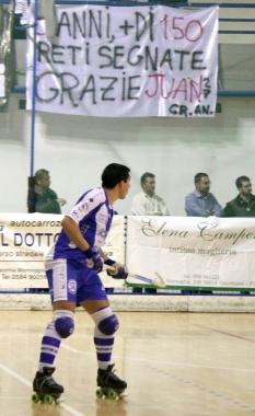 <b>GRAZIE JUAN.</b> Travasino con lo striscione a lui dedicato 