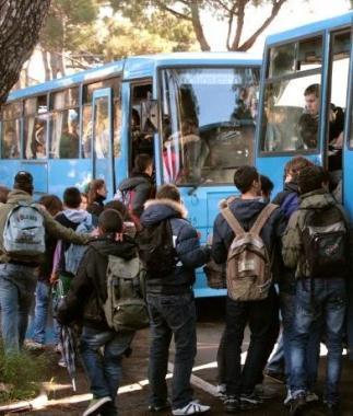 Studenti in attesa di salire sui pullman per tornare a casa dopo le lezioni 