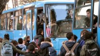 Studenti in attesa di salire sui pullman per tornare a casa dopo le lezioni