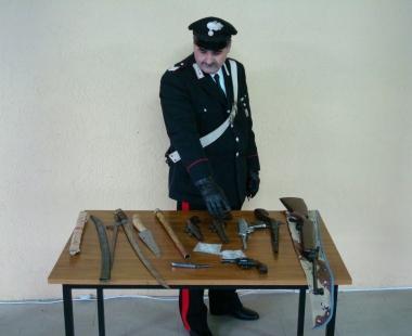 <b>CARABINIERI</b> La pistola del delitto e le altre armi sequestrate a Serreti    