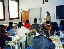 Uninsegnante tiene lezione in classe       