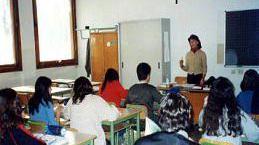Un’insegnante tiene lezione in classe