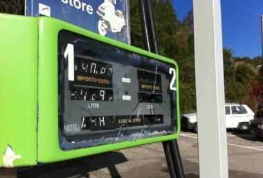 Il distributore danneggiato a colpi di pennato 