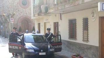 La stazione dei carabinieri di Rio Marina che ha rintracciato i due aggressori