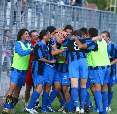 Brega festeggiato dopo un gol    