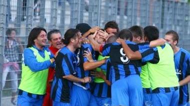 Brega festeggiato dopo un gol
