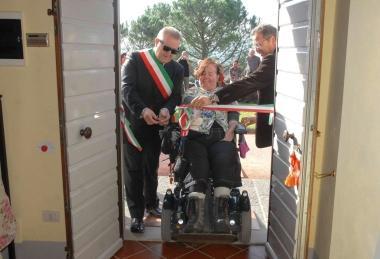 Marco Vettori con una disabile ad una inaugurazione 