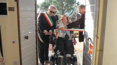 Marco Vettori con una disabile ad una inaugurazione