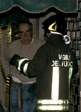 <b>ILLESO.</b> Antonio Panaroni, il figlio dellanziana invalida ustionatasi nellincendio, mentre parla con i vigili del fuoco 