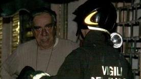<b>ILLESO.</b> Antonio Panaroni, il figlio dell’anziana invalida ustionatasi nell’incendio, mentre parla con i vigili del fuoco