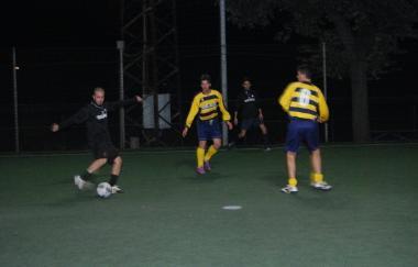 Unazione di gioco e a destra la squadra del Cral Asiu 