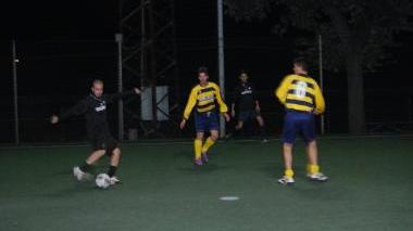 Un’azione di gioco e a destra la squadra del Cral Asiu