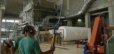 Operai al lavoro alla Lucart di Diecimo  