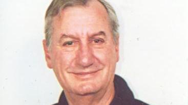 Eugenio Caponi; a destra l’auto dopo l’incidente stradale sullo svincolo della Fi-Pi-Li al centro delle polemiche
