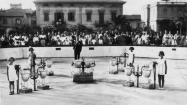 La festa per l’inaugurazione della fontana di piazza Mazzini e (sotto) la piazza com’è adesso