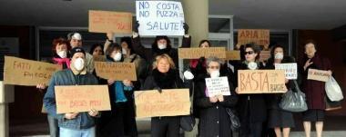 Il primo sit-in contro la Ditta Costa organizzato dallOnda Rosa di Albiano    