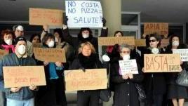 Il primo sit-in contro la Ditta Costa organizzato dall’Onda Rosa di Albiano