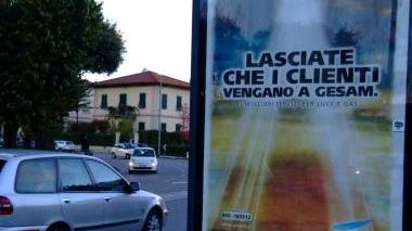 Uno dei cartelloni della campagna pubblicitaria della Gesam che hanno suscitato tante proteste tra i cittadini, nel clero e su Facebook (Vip)