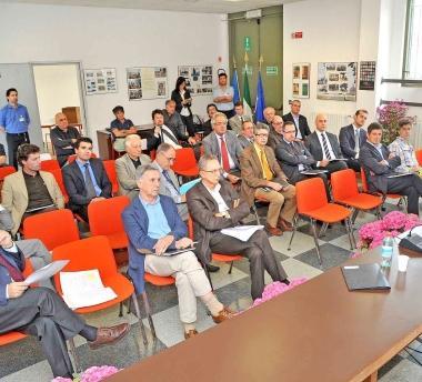 Una riunione del consiglio camerale A destra il presidente Stefano Morandi   