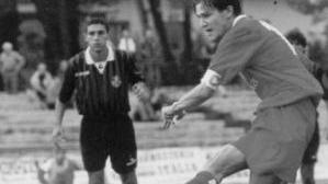 <strong>BANDIERA </strong>Francesco Bindi col Grifone e (a sinistra) oggi