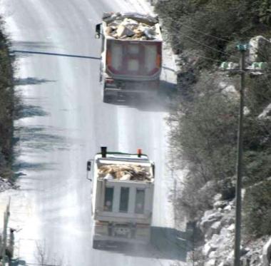 Camion del marmo sulle vie delle cave    