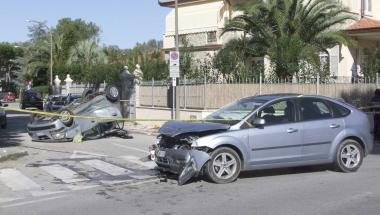 In primo piano la Ford e, dietro, la Hyundai cappottata 