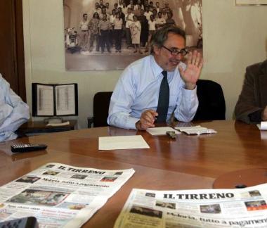 Il sindaco Alessandro Cosimi durante il forum che si &egrave; svolto al Tirreno             