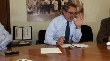 Il sindaco Alessandro Cosimi durante il forum che si è svolto al Tirreno