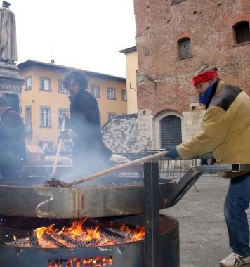 Torna la distribuzione di caldarroste in centro 