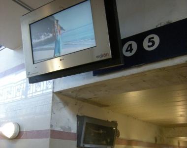 A sinistra: il display per la pubblicit&agrave; funziona il tabellone degli orari no. Sopra, invece, il tabellone che nel sottopasso segna ormai da tempo la partenza con destinazione Grosseto alle 17,60... Nella foto a destra uno di quelli fuori servizio  