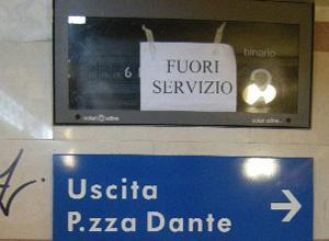 Sporcizia, graffiti e rottami: la stazione è fuori servizio