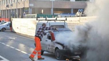 La Fiat Fiorino che va a fuoco