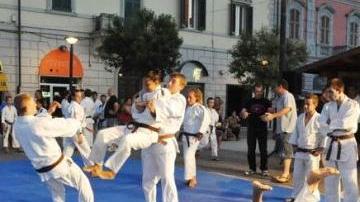 Un’esibizione di judo in corso Matteotti