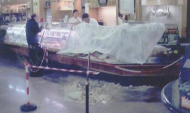 In alto: siamo nel 2003, il contro soffitto &egrave; crollato. A sinistra: ancora oggi al soffitto c&egrave; solo un telo di plastica 