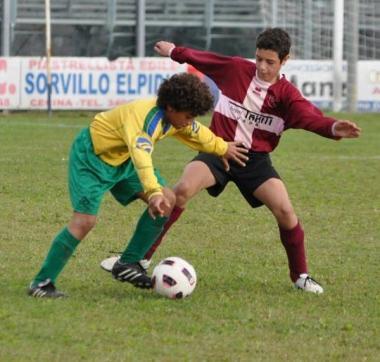 Una fase di una partita di calcio giovanile  