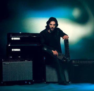 Richie Kotzen in posa tra i suoi amplificatori  