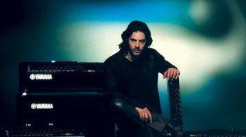 Richie Kotzen in posa tra i suoi amplificatori