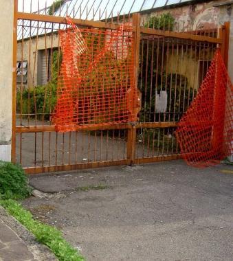 Uno scorcio del degrado in cui versano le ex officine Gozzini di Santa Croce 