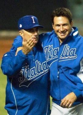 <b>CONTENTO</b>. Il manager grossetano dellItalia Marco Mazzieri con il pitcher Cody Cillo 