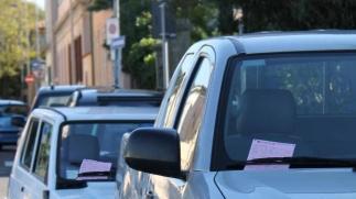 Una fila di auto multate a Ardenza mare