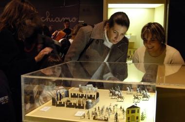 Un fortino e soldatini a cavallo: tutti giocattoli depoca  