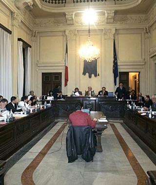 Una seduta del consiglio comunale