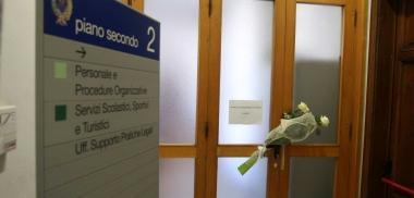 Fiori sulla porta degli uffici in cui lavorava Giovanna Piattelli la dirigente uccisa da un dipendente licenziato in causa con il Comune    