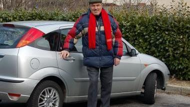 Gianfranco Sgherri (a sinistra) e il gonfalone dell’associazione al funerale di ieri pomeriggio