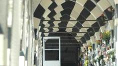 Anziani in visita al cimitero